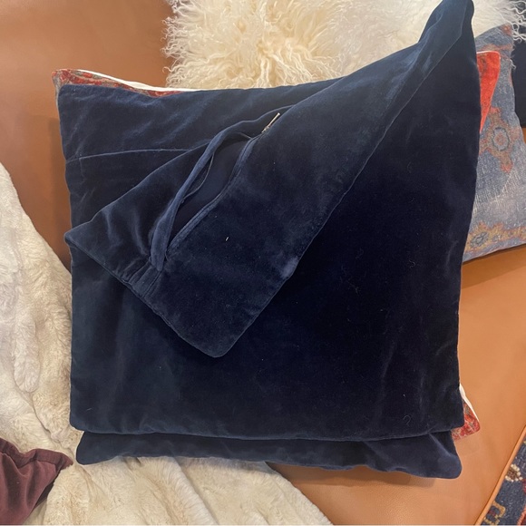 2/ Vevet Pillow Covers
Navy Color - Picture 5 of 7